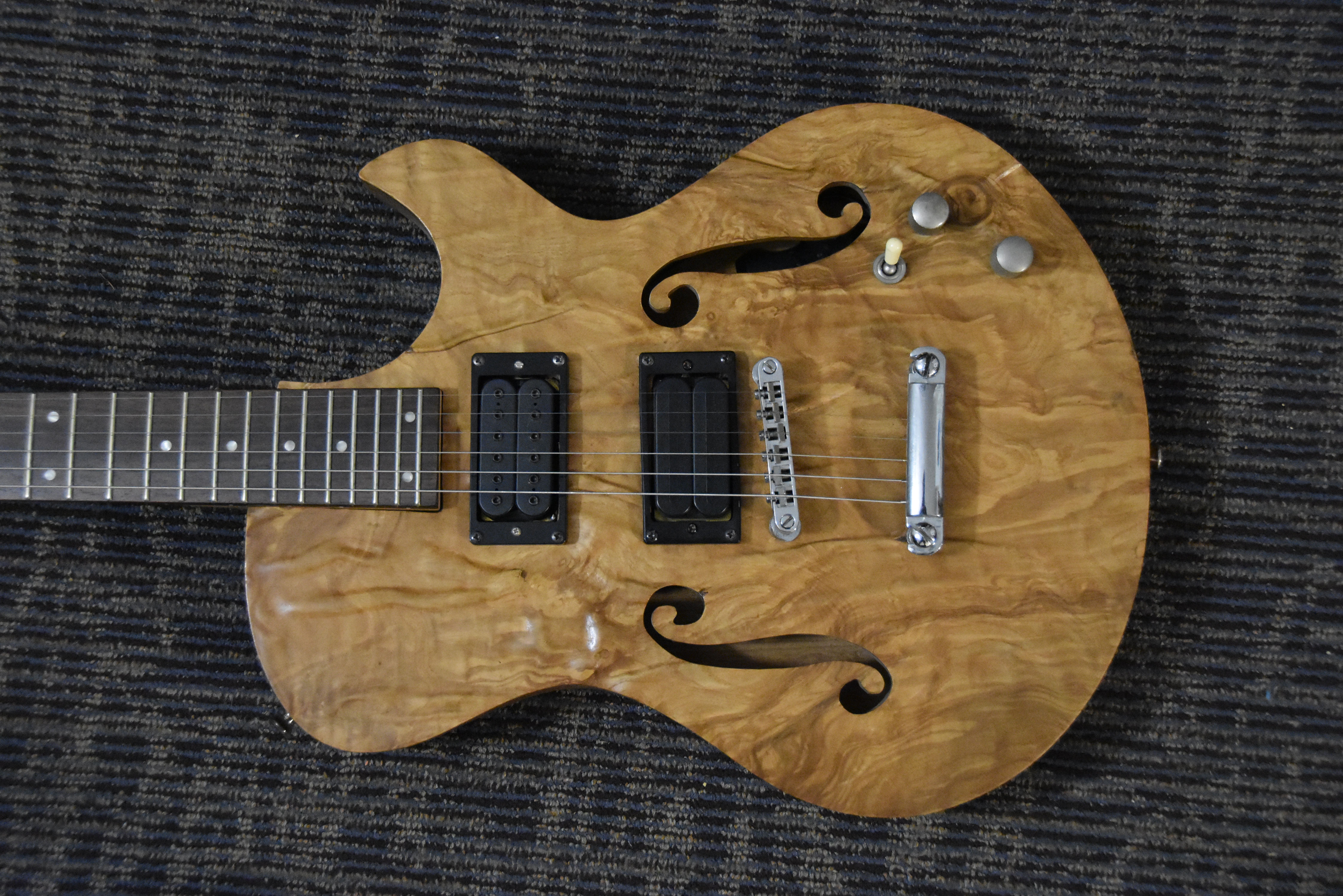 Semi hollow electric guitar